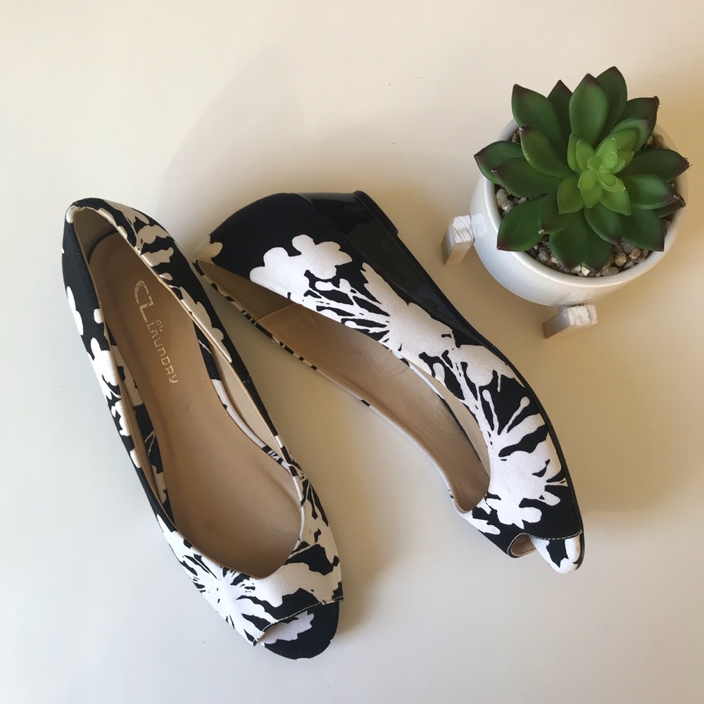 💲🔴CL by Laundry Hartley wedge shoes size 10M